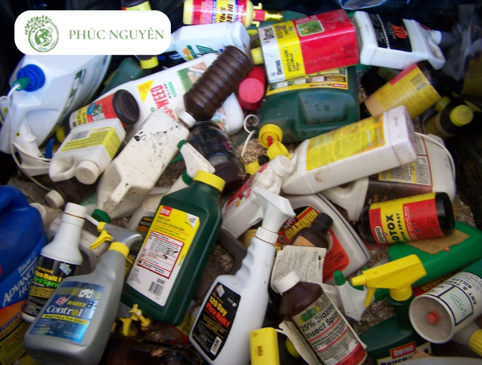 Thu gom rác thải độc hại