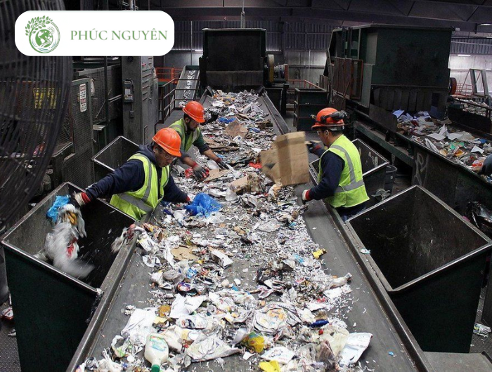 Thu gom rác thải độc hại