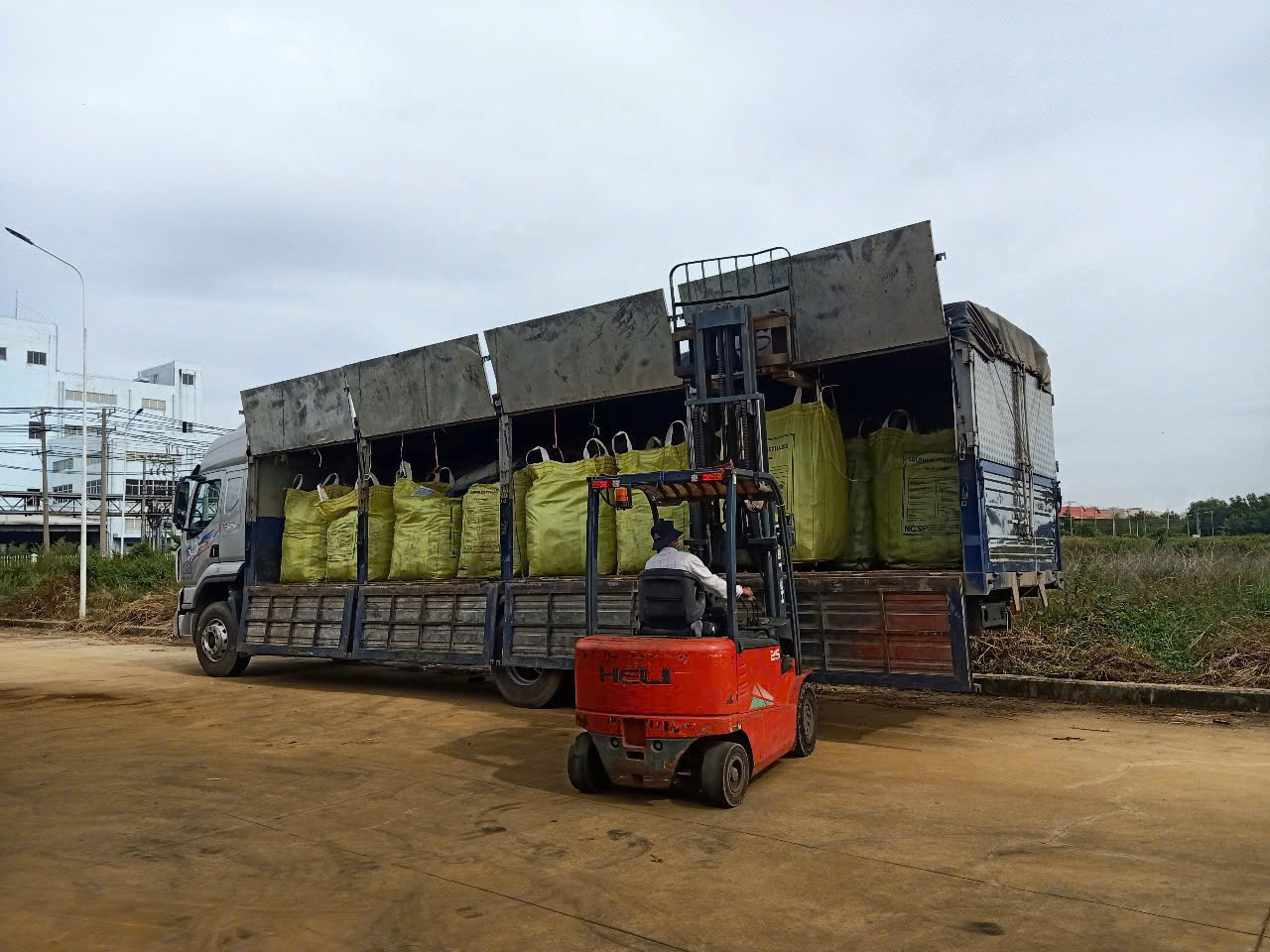 Thu Gom Bùn Thải Công Nghiệp Đúng Quy Định